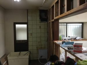 キッチンリフォームの作業中
